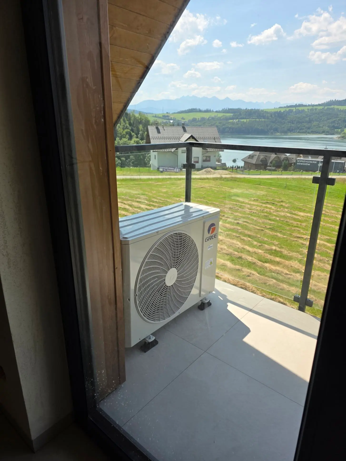 Klimatyzator na balkonie
